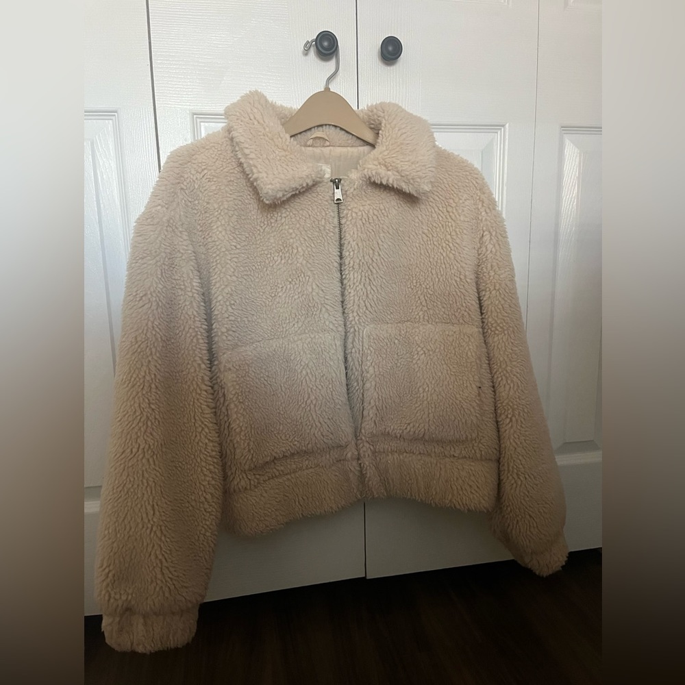 Slightly cropped tan sherpa jacket size medium